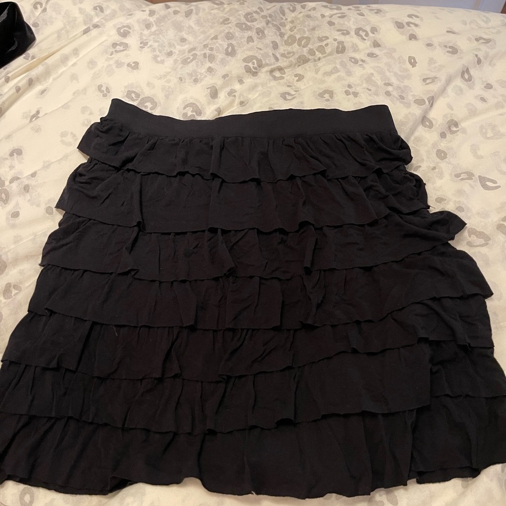 she rockin a MINI BLACK SKIRT!!!